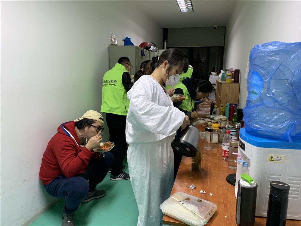 綠馬甲&ldquo;浦東青年志愿者&rdquo;，的一次晚班志愿服務
